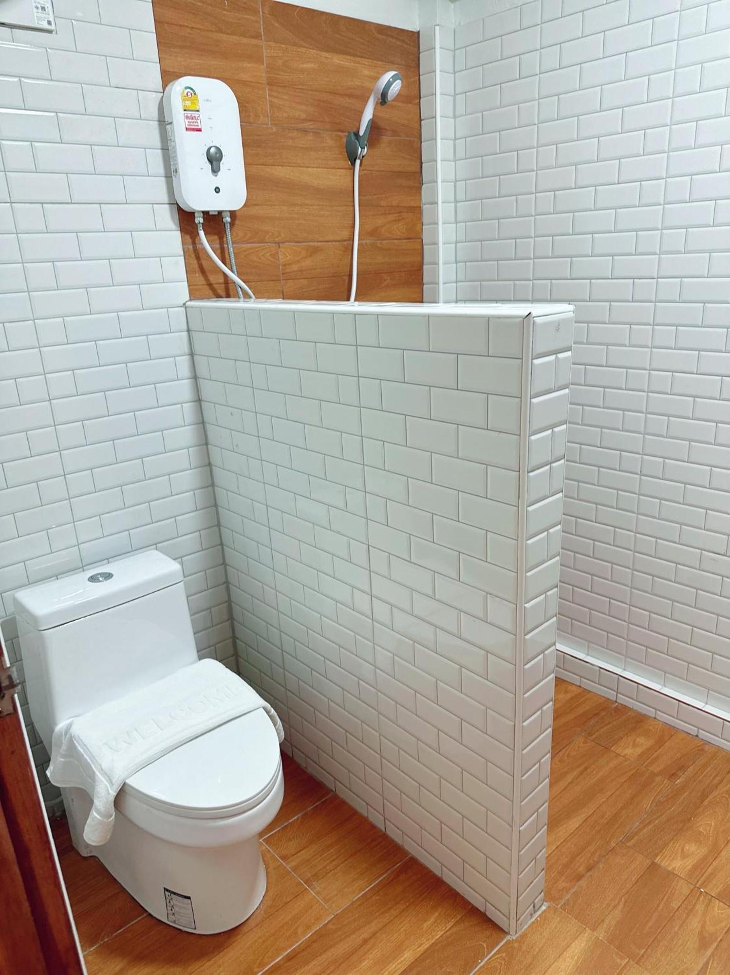 Service Apartment ห้อง102 ใจกลางเมืองใกล้แหล่งท่องเที่ยว Lampang Exteriör bild