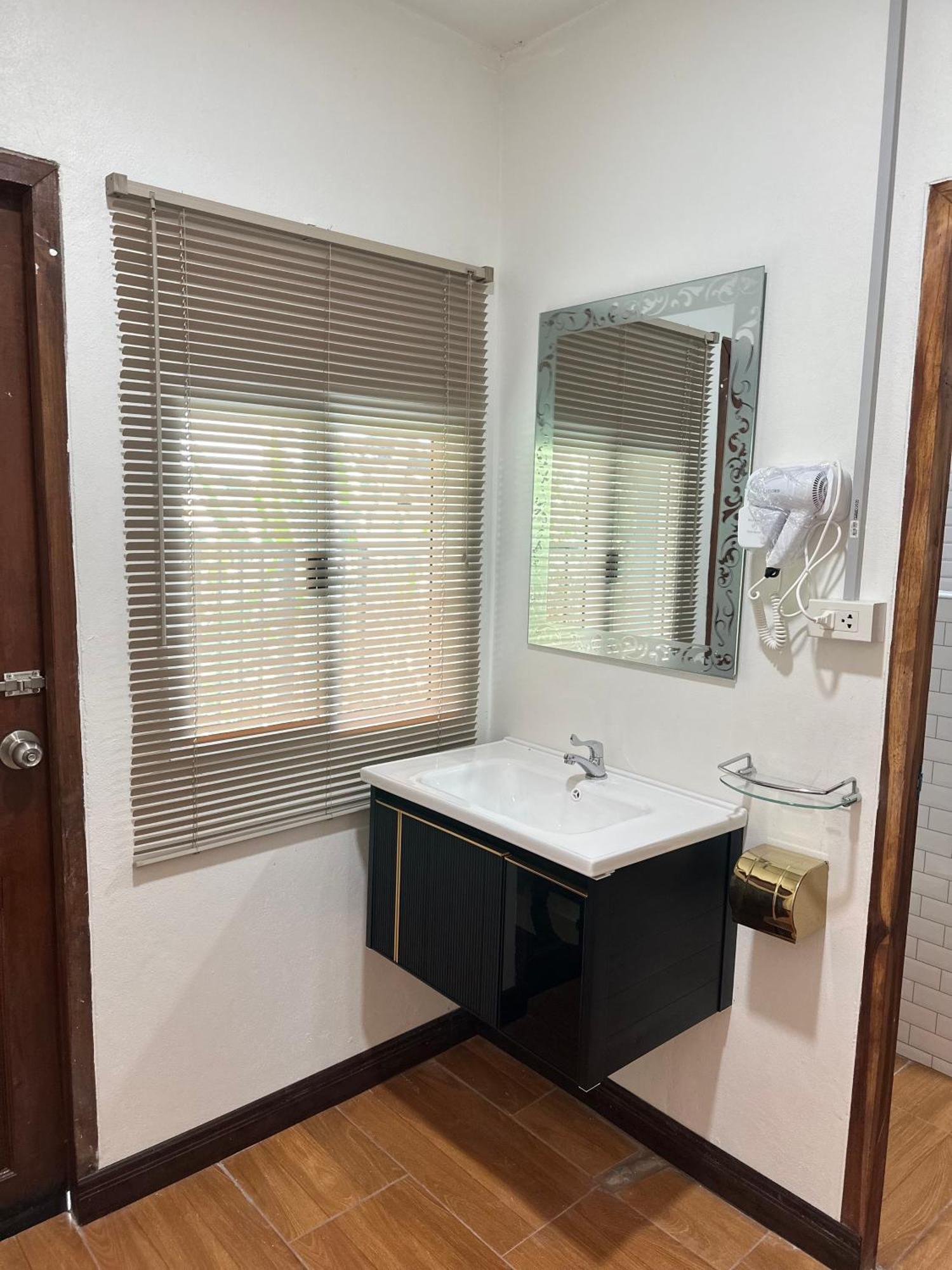 Service Apartment ห้อง102 ใจกลางเมืองใกล้แหล่งท่องเที่ยว Lampang Exteriör bild